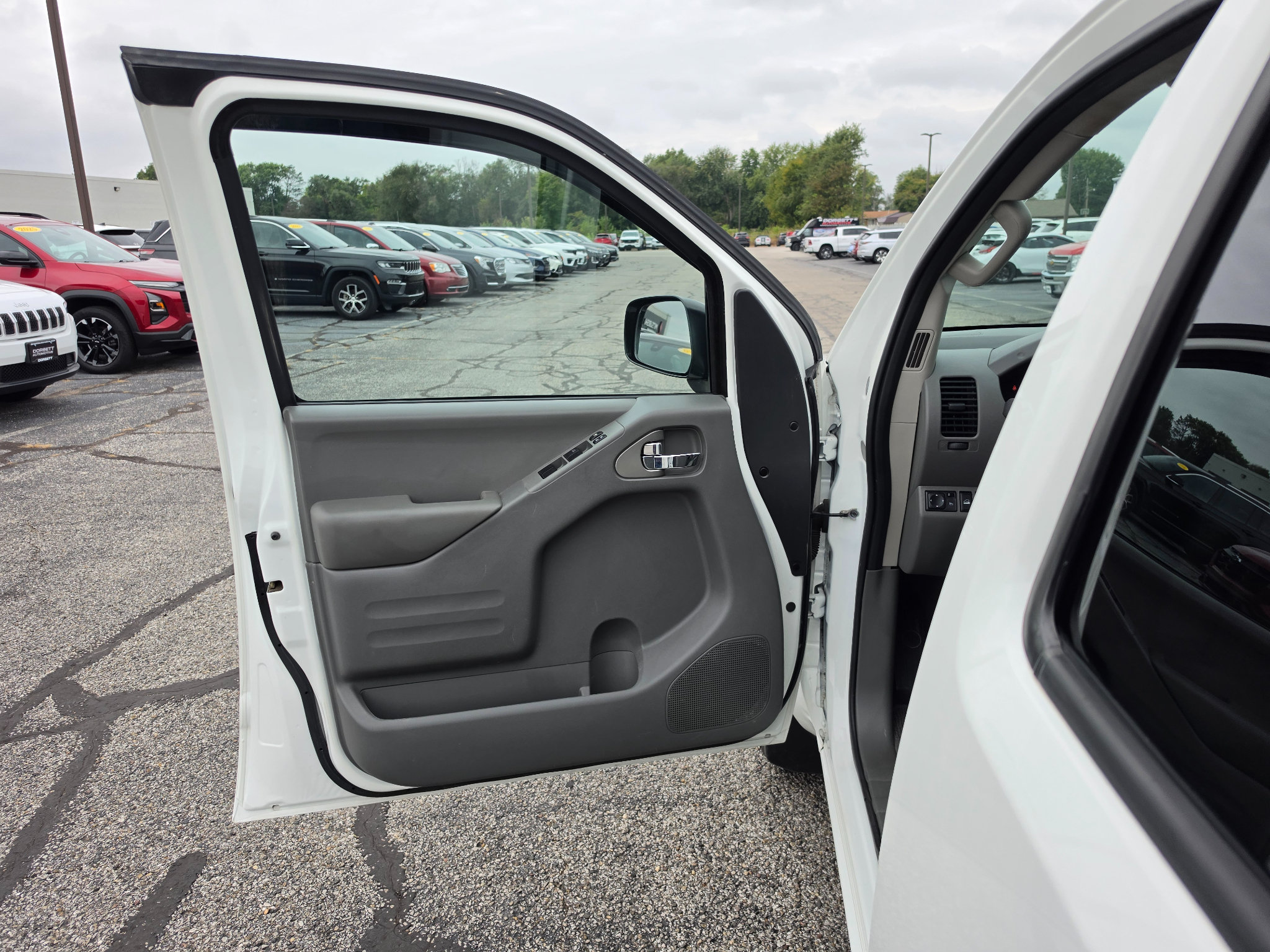Used 2017 Nissan Frontier SV w/ SV Value Truck Package AWD/4WD image 19