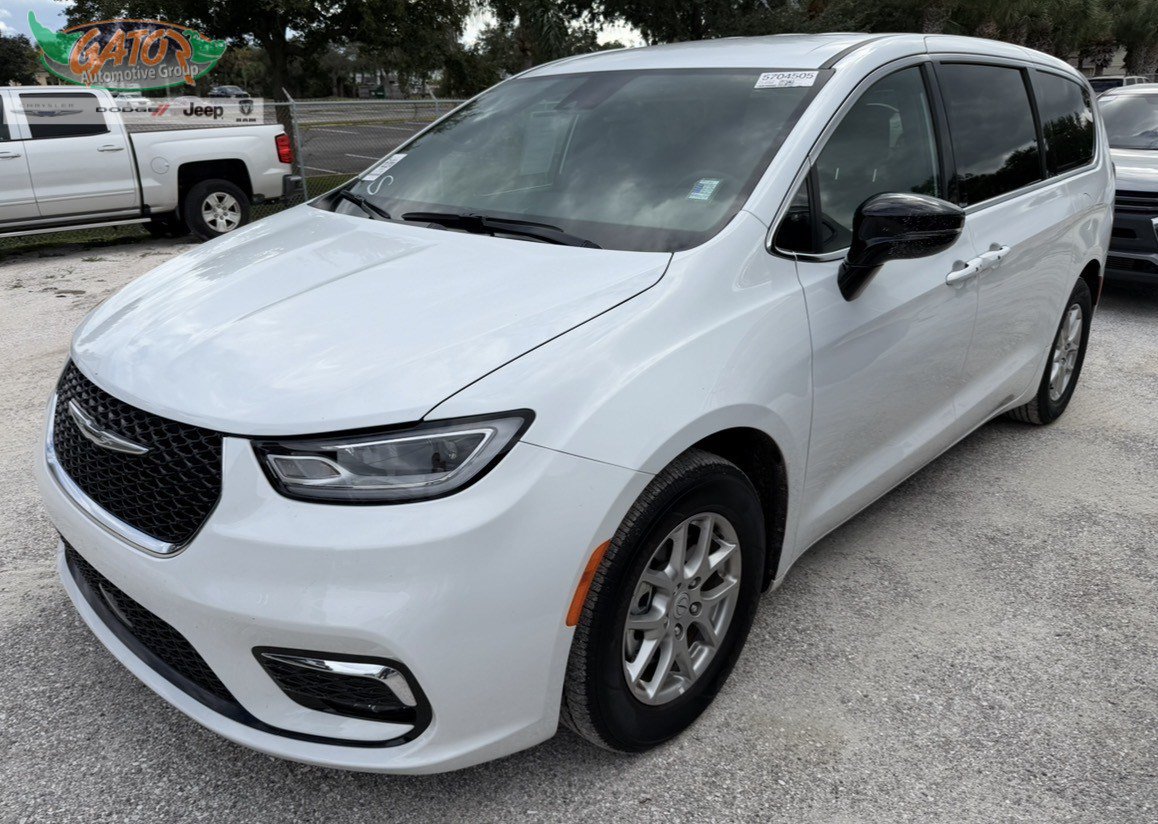 Used 2026 Chrysler Pacifica Select FWD image 1
