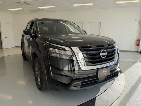 Used 2024 Nissan Pathfinder S image 1