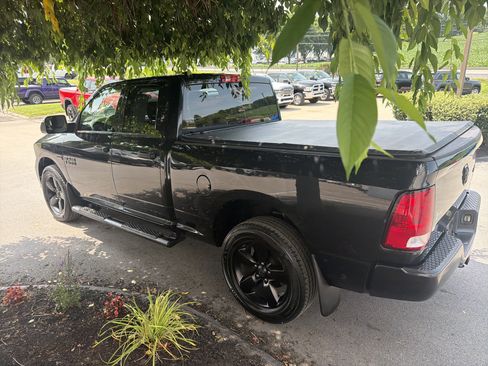 Used 2018 RAM 1500 Express w/ Black Ram 1500 Express Group AWD/4WD image 30