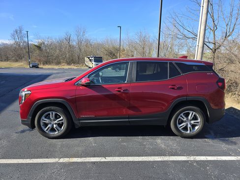 Used 2023 GMC Terrain SLE image 7