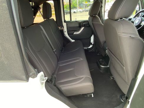 Used 2017 Jeep Wrangler Unlimited Sahara AWD/4WD image 36