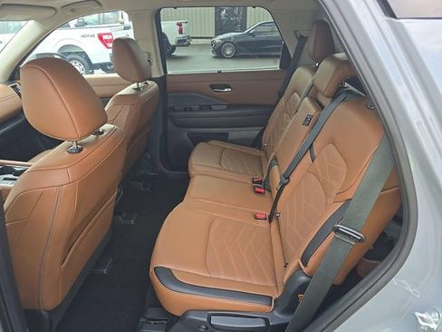 Certified 2025 Nissan Pathfinder Platinum w/ Cargo Package FWD image 4