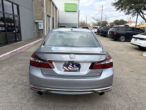 Used 2017 Honda Accord Touring image 5
