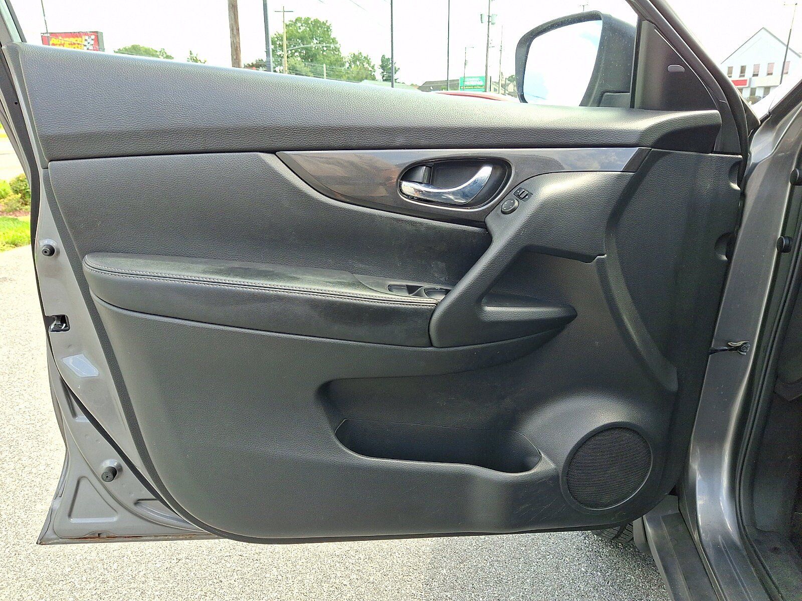 Used 2017 Nissan Rogue SV AWD/4WD image 13