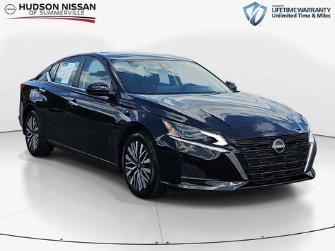 Used 2023 Nissan Altima 2.5 SV w/ SV Premium Package FWD image 1