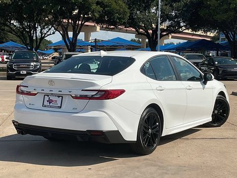 Used 2025 Toyota Camry SE FWD image 4