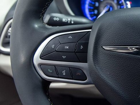 Used 2022 Chrysler Pacifica Touring-L FWD image 14