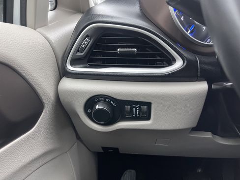 Used 2023 Chrysler Voyager LX image 31