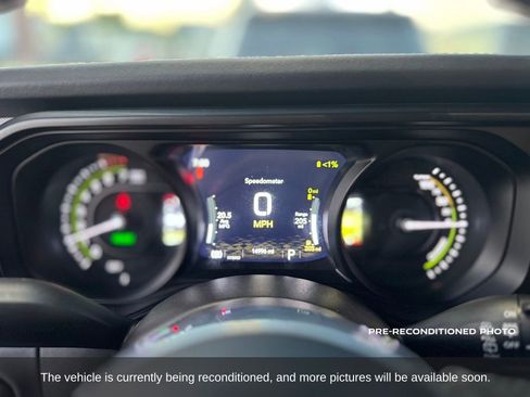 Used 2025 Jeep Wrangler Unlimited Sahara AWD/4WD image 16