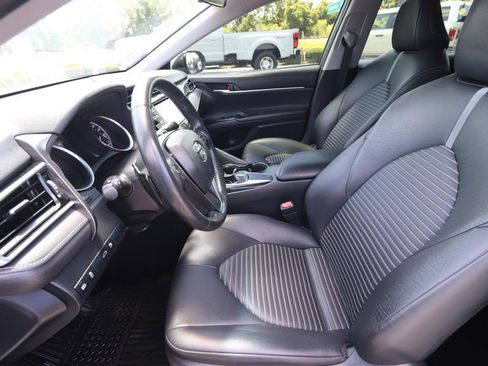 Used 2018 Toyota Camry SE image 2