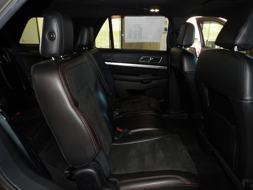 Used 2018 Ford Explorer XLT w/ Equipment Group 202A FWD image 18
