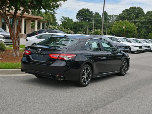 Used 2020 Toyota Camry SE FWD image 4