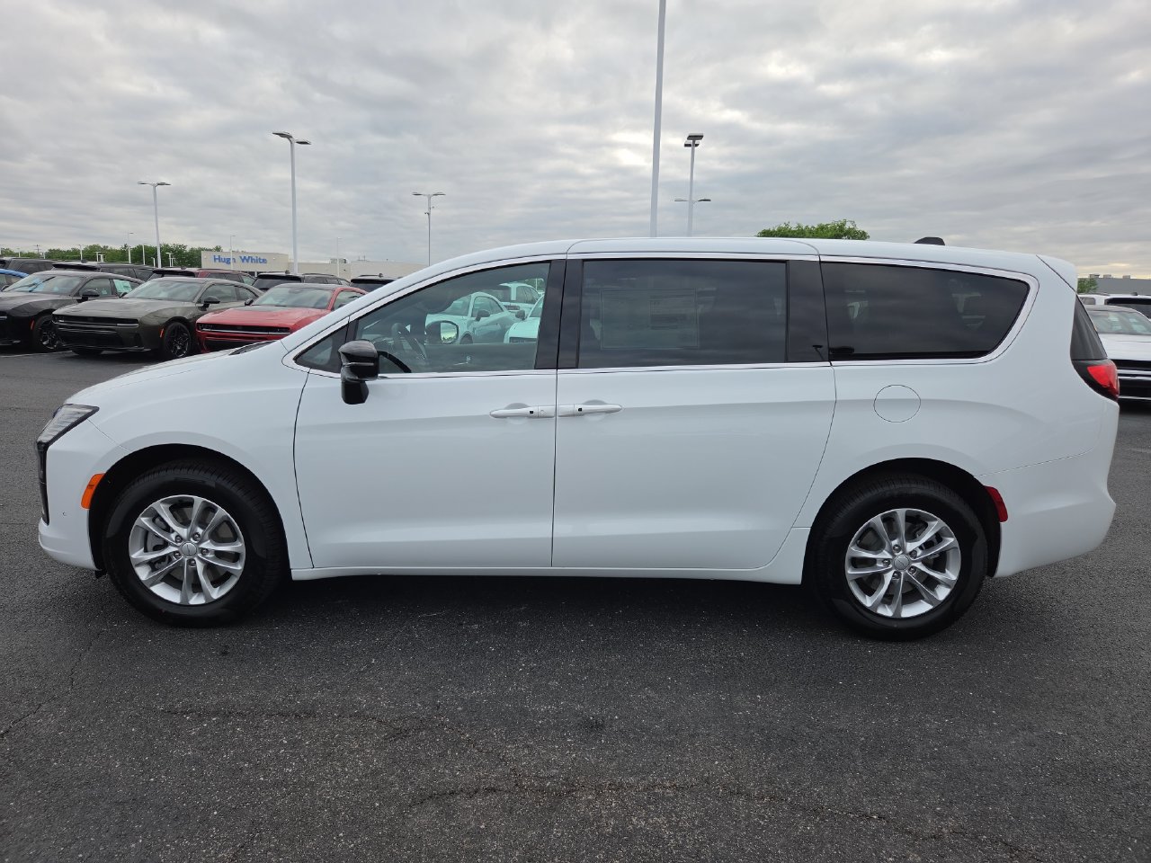 New 2027 Chrysler Pacifica Select w/ Family Tech Group AWD/4WD image 4