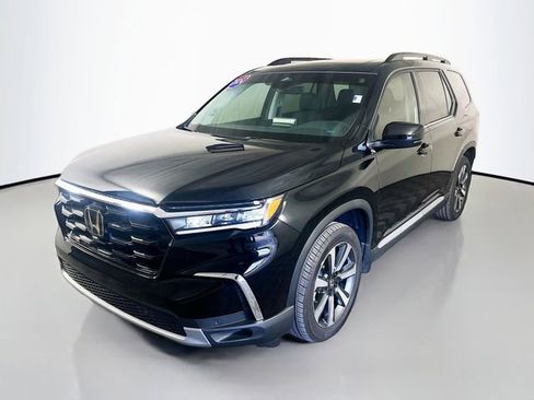 Used 2025 Honda Pilot Touring image 4
