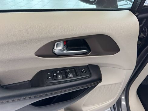 Used 2018 Chrysler Pacifica Touring-L FWD image 10