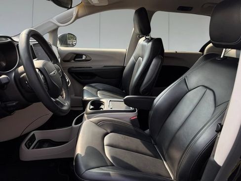 Used 2023 Chrysler Pacifica Touring-L FWD image 10