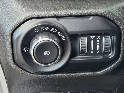 Used 2018 Jeep Wrangler Unlimited Sahara w/ Safety Group image 20