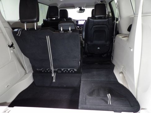 Used 2024 Chrysler Pacifica Limited FWD image 11