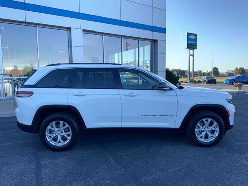 Used 2024 Jeep Grand Cherokee Limited AWD/4WD image 2
