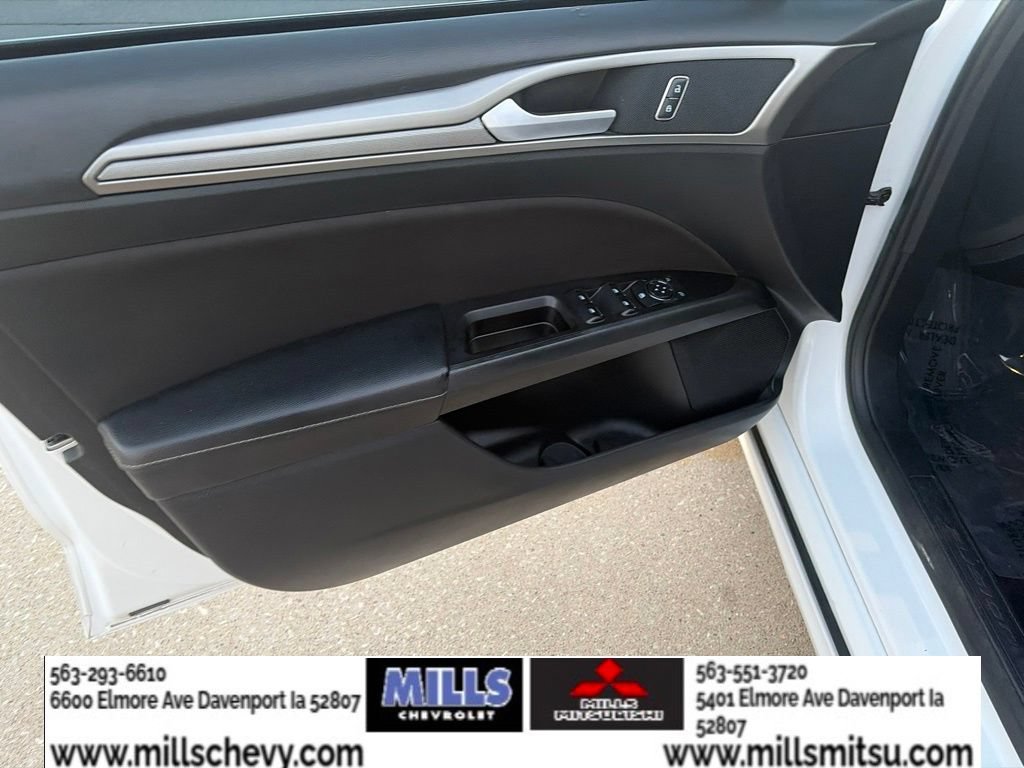 Used 2017 Ford Fusion SE w/ Fusion SE Technology Package FWD image 11