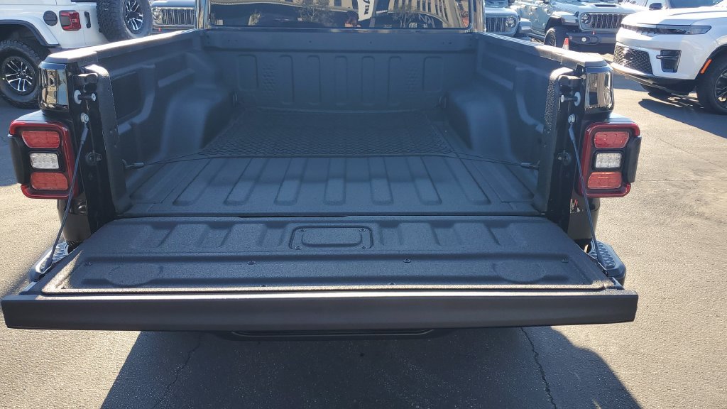 Used 2025 Jeep Gladiator Sport AWD/4WD image 10