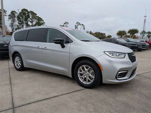 Used 2024 Chrysler Pacifica Touring-L image 2