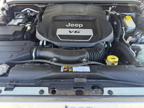 Used 2015 Jeep Wrangler Unlimited Rubicon w/ Connectivity Group image 23