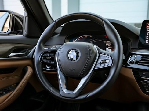 Used 2021 BMW 540i w/ Convenience Package image 32