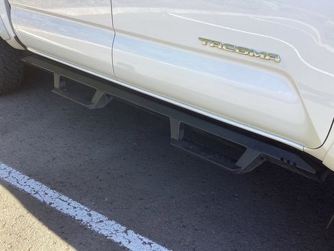 Used 2018 Toyota Tacoma TRD Sport w/ Technology Package image 12