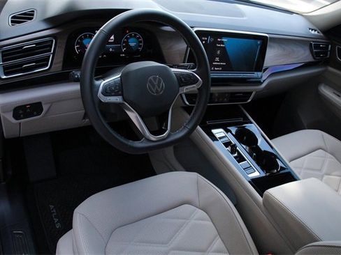Certified 2025 Volkswagen Atlas SE image 9