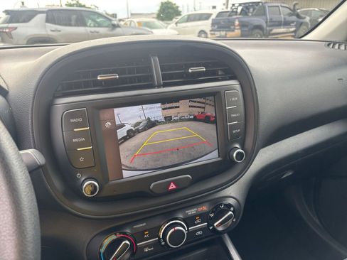 Used 2025 Kia Soul LX w/ LX Technology Package FWD image 22