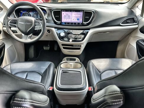 Used 2024 Chrysler Pacifica Touring-L FWD image 20