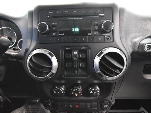 Used 2015 Jeep Wrangler Unlimited Sahara AWD/4WD image 17