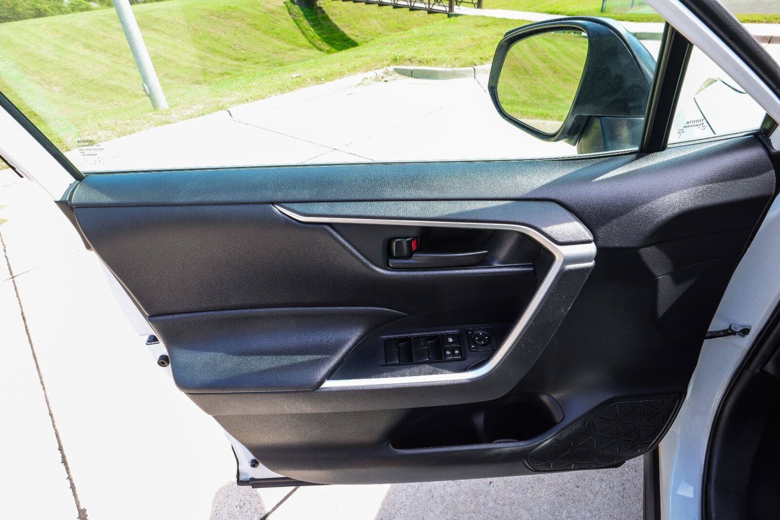 Used 2020 Toyota RAV4 LE FWD image 28