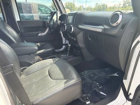 Used 2016 Jeep Wrangler Unlimited Sahara w/ Connectivity Group AWD/4WD image 9