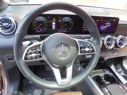 Used 2022 Mercedes-Benz GLB 250 4MATIC image 13
