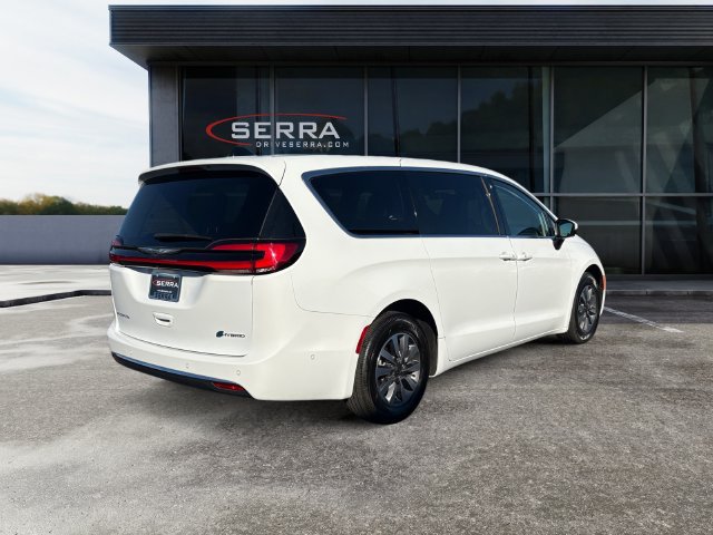 Used 2023 Chrysler Pacifica Touring-L FWD image 5