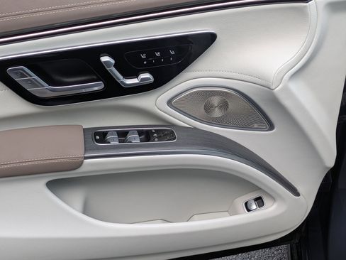 Used 2022 Mercedes-Benz EQS 580 4MATIC Sedan image 13