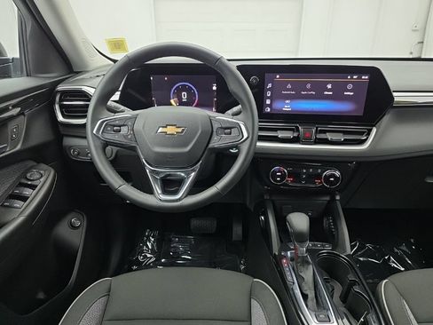 Used 2025 Chevrolet TrailBlazer LT w/ Convenience Package AWD/4WD image 16