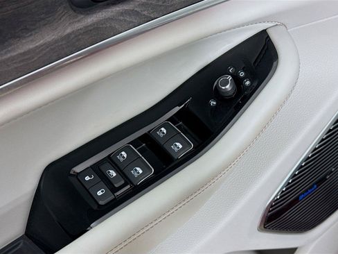 Used 2023 Jeep Grand Cherokee Overland w/ Luxury Tech Group IV AWD/4WD image 22