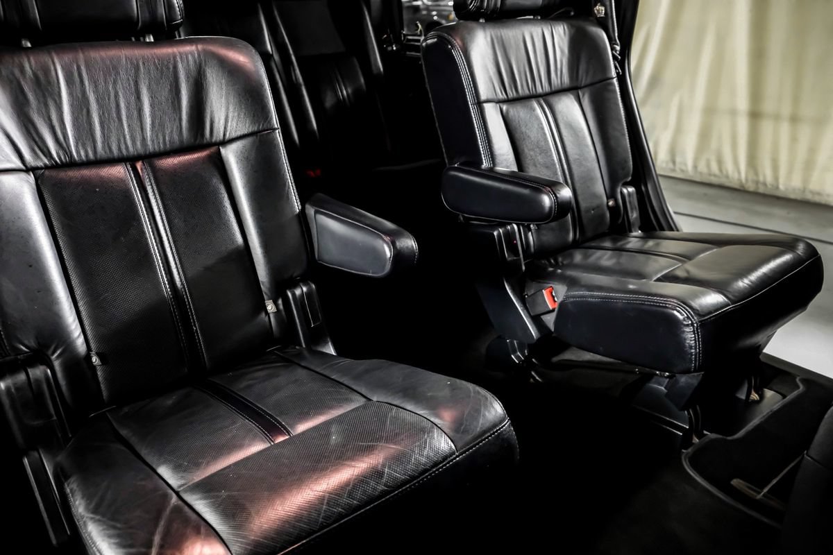 Used 2016 Lincoln Navigator Select RWD image 30