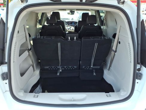 Used 2024 Chrysler Pacifica Touring-L FWD image 20
