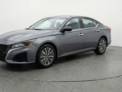 Used 2025 Nissan Altima 2.5 SV image 3
