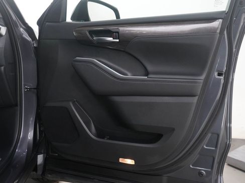 Used 2025 Toyota Highlander Platinum image 9