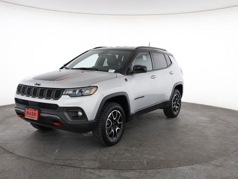 Used 2025 Jeep Compass Trailhawk AWD/4WD image 5