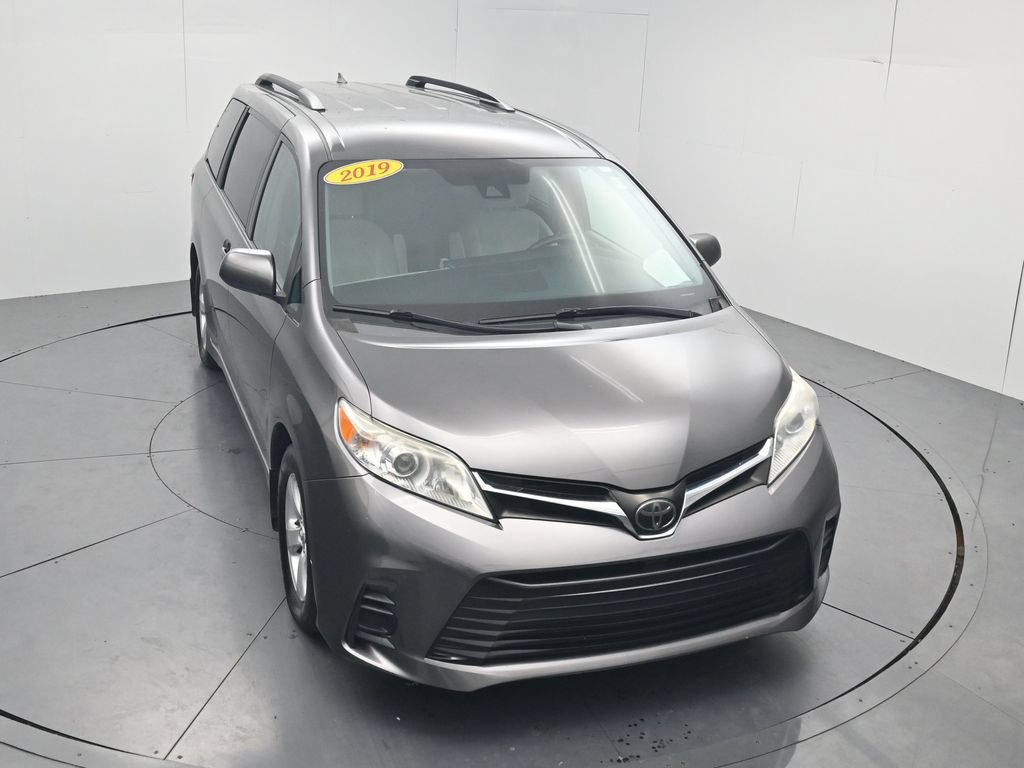 Used 2019 Toyota Sienna LE w/ Carpet Mat Package FWD image 40