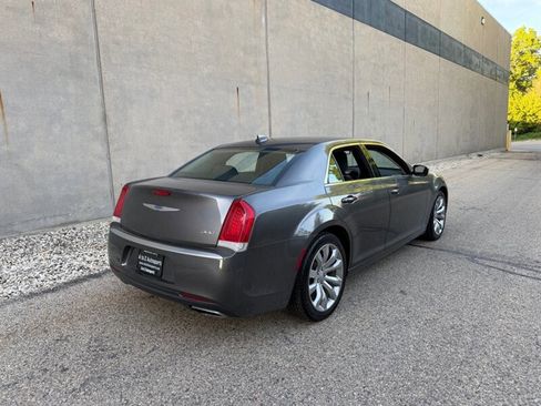 Used 2018 Chrysler 300 Touring w/ Chrome Appearance Package RWD image 6