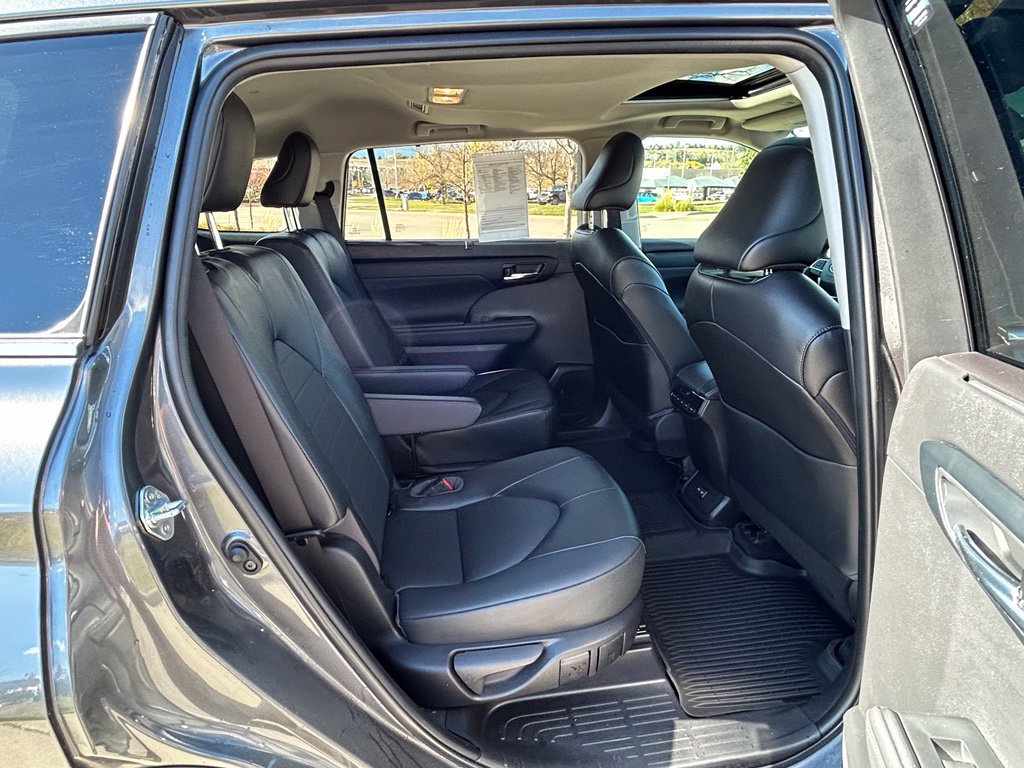 Used 2022 Toyota Highlander XLE FWD image 31