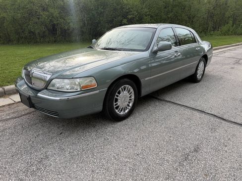 Used 2006 Lincoln Town Car Signature Limited RWD image 1